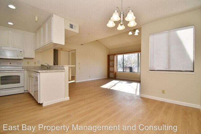 Building Photo - 3 br, 2 bath House - 214 E. Warren Cmn.