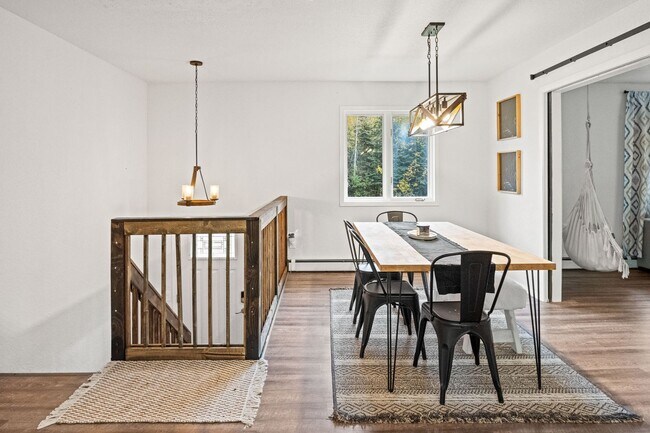Building Photo - SFH / 3 Bedroom / 1 Bathroom / 1 Car Garage