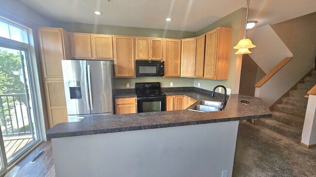 Foto del edificio - 2 bed 1.5 bath Apple Valley townhome available 6/15/2026 – Perfectly Efficient & Cozy!"