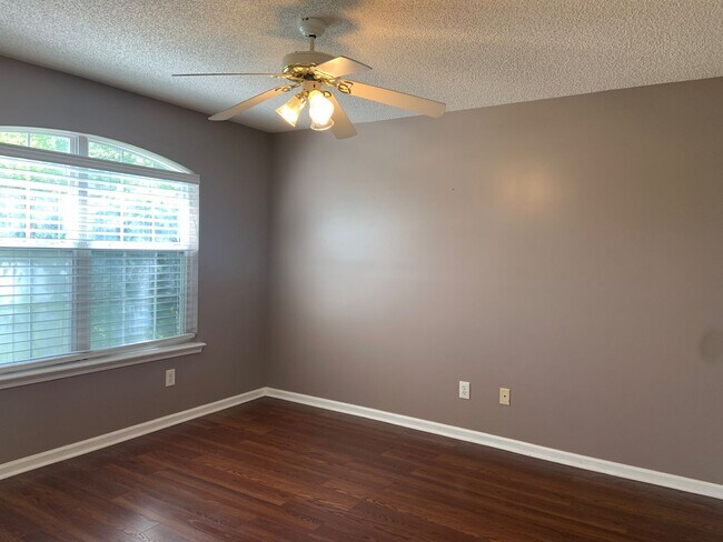 Building Photo - Private and Quaint Middleburg Home!