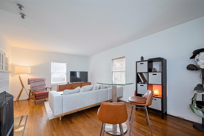 Foto del edificio - 2163 University Blvd