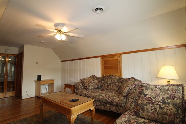 Sala de estar - 78 Elm St