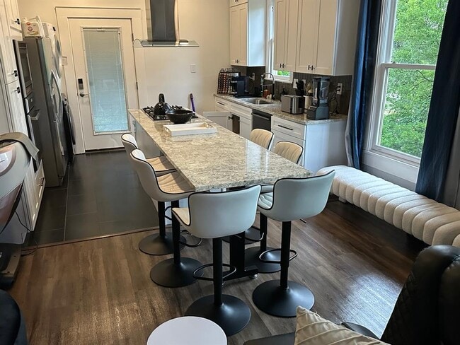 Building Photo - 3210 Hampton Rd