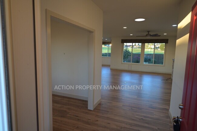 Foto del edificio - Beautiful custom-built 3 bed, 1 office, 2 bath, 2 car garage in Sequim