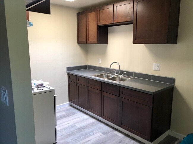 Kitchen - 153 Cameron Ct