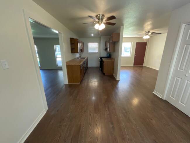 Building Photo - 1007 W Louisa Ave