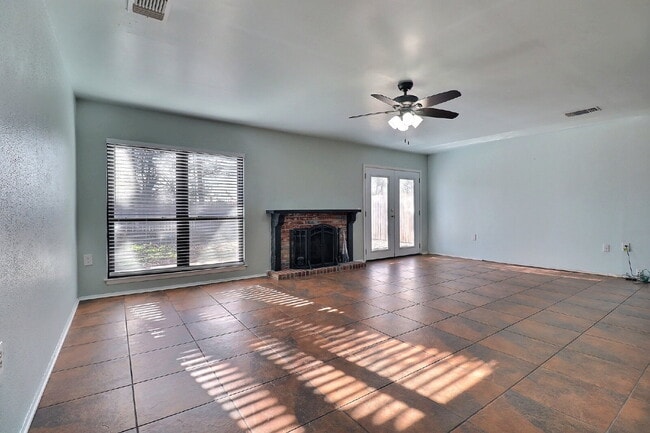 Building Photo - 3-Bed Home with Fireplace & Large Patio in Live Oak