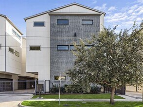 Building Photo - 4222 Roseland Ave