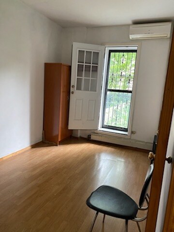 Building Photo - 564 46th St