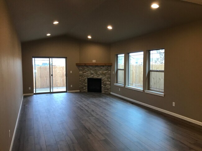 Foto del edificio - Single Level Home 3 Bedroom / 2 Bathroom in NW Redmond Oregon