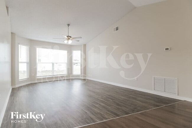 Building Photo - 2800 Fifer Dr