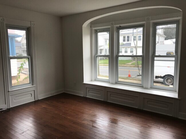 Bright living area - 83 South St