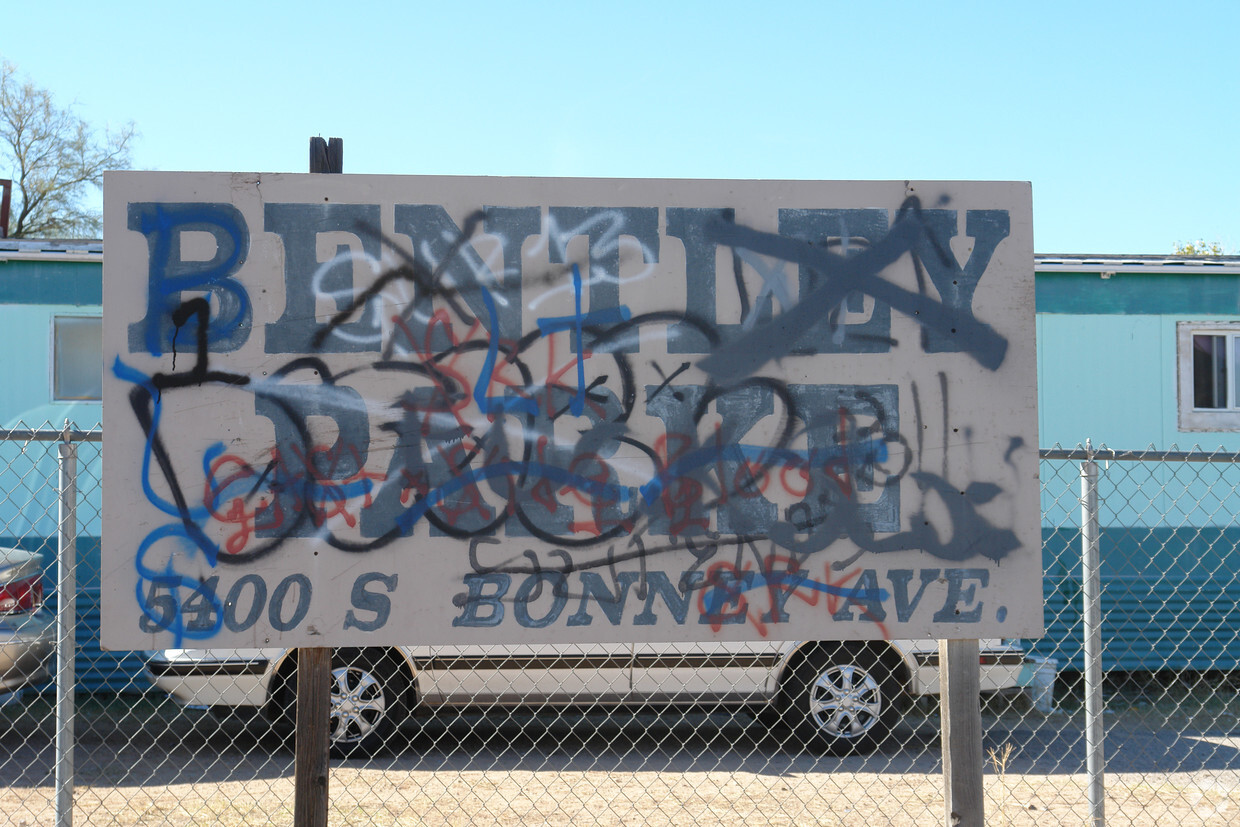 Building Photo - Bentley Parke