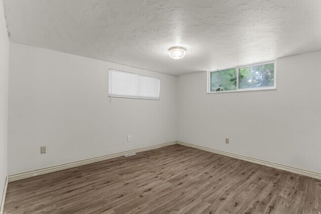 Foto del edificio - 1035 Hillcrest Dr