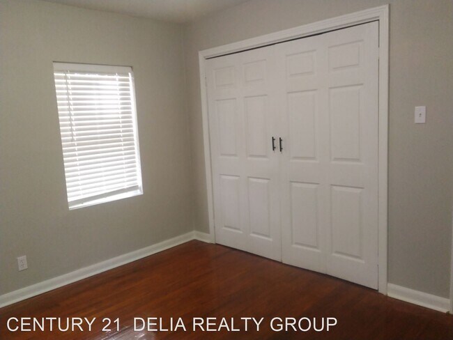 Building Photo - 2 br, 1 bath House - 906 Wisteria Dr.