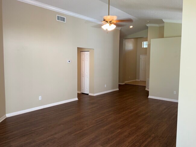 Foto del edificio - 27512 Sky Lake Cir