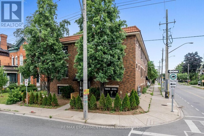 Photo du bâtiment - 127-127 Victoria Ave S