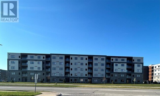 Building Photo - 2600 Sandwich W Pkwy