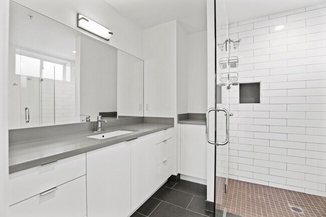 Master Bath - 1215 S Bedford St