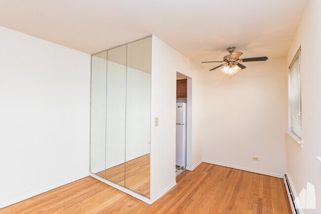 Foto del edificio - 535 W Briar Pl