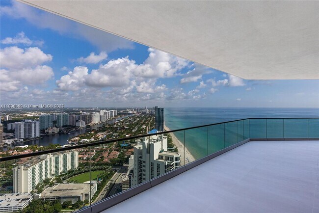Foto del edificio - 18975 Collins Ave