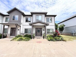 Building Photo - 418 NW Retreat Ln
