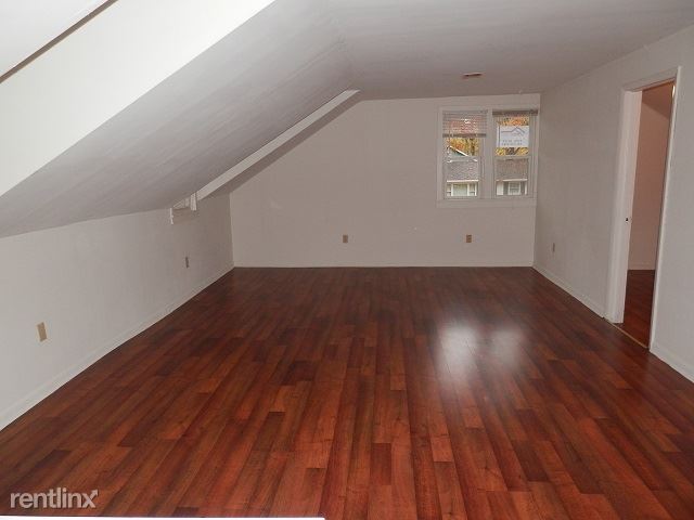 Building Photo - 355 Roberts St