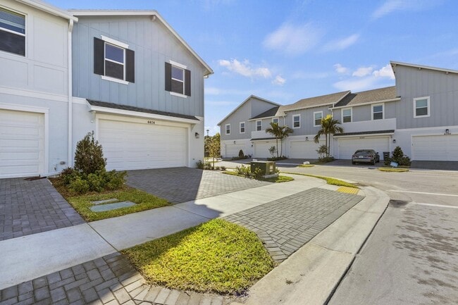 Foto del edificio - 4404 Longwood Lk Sq