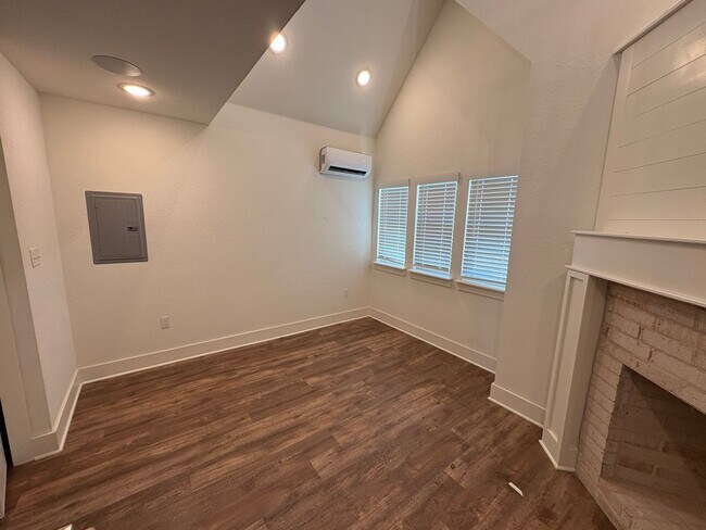 Building Photo - 1bd/1ba House Available!
