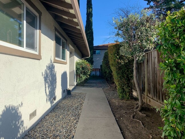 Building Photo - Comfortable Single-Level Living in a Prime Los Gatos Location