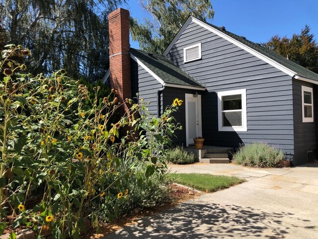 Building Photo - Charming 3-Bed, 2-Bath Home for Rent – Great Neighborhood $600 OFF FIRST MONTH RENT