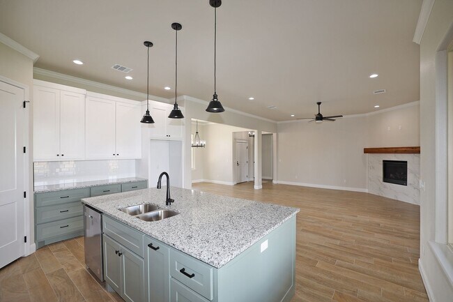 Building Photo - New Construction in Spring Canyon!