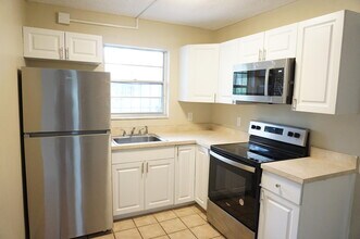 Building Photo - 4700 Gardenette St