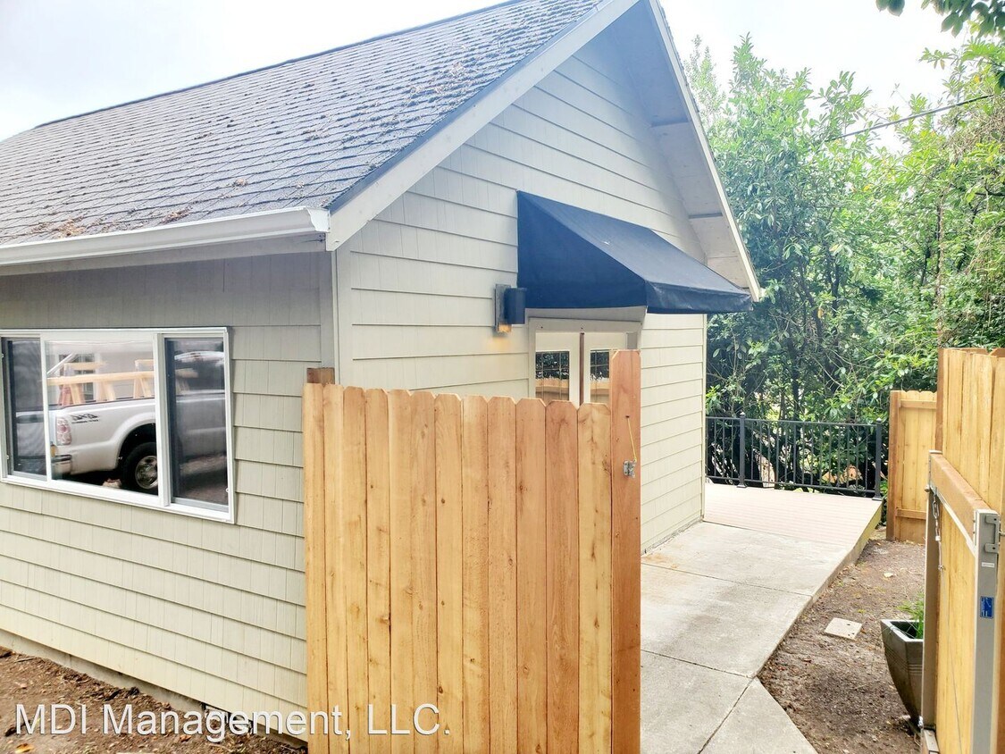 Foto principal - 745 SW Maplecrest Dr