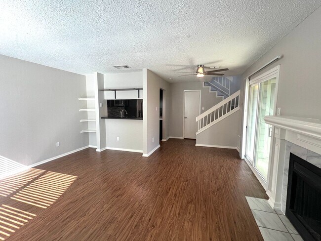 Foto del edificio - Two Stories 2 Bedroom 1.5 Bath Condo Home for rent near Domain,  Ground Floor with Balcony, Gated...