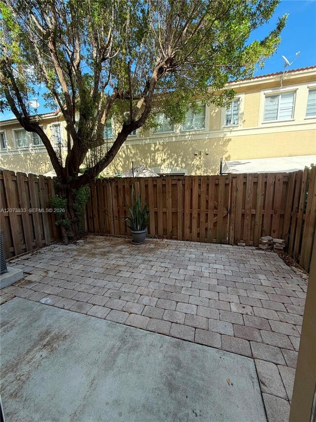 Foto del edificio - 8245 NW 108th Ave