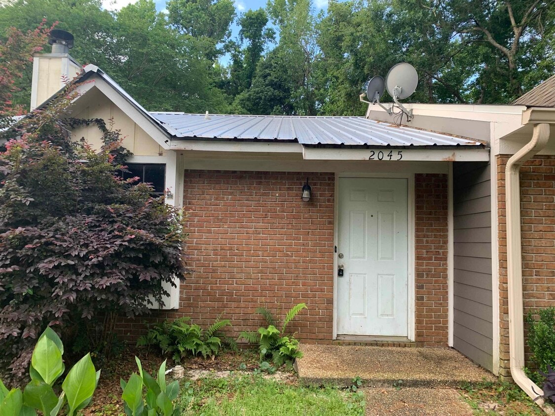 Primary Photo - 2045 Victory Garden Dr