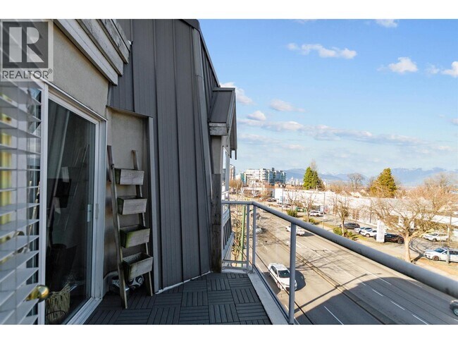 Building Photo - 488 Kingsway
