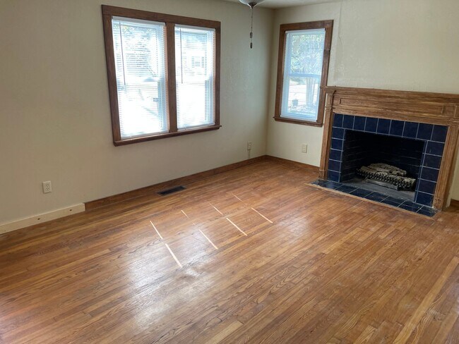 Foto del edificio - Vaughn Ave available now.