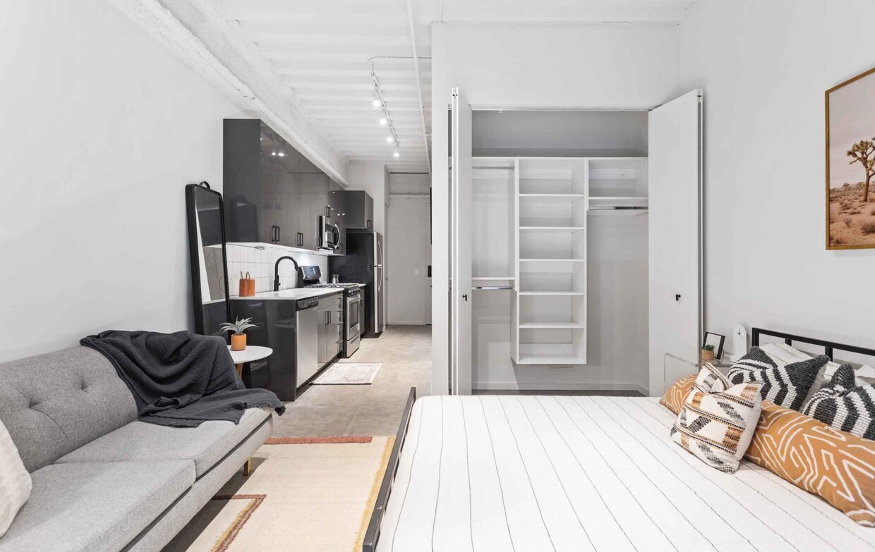 Foto principal - 1220 W. Jackson - New Apartments Available...