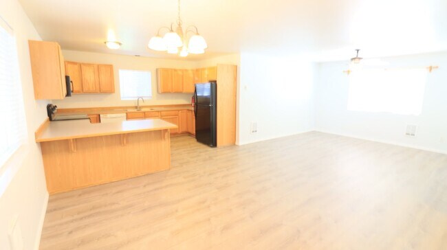 Building Photo - Recently updated 2/1.5 townhome next to th...