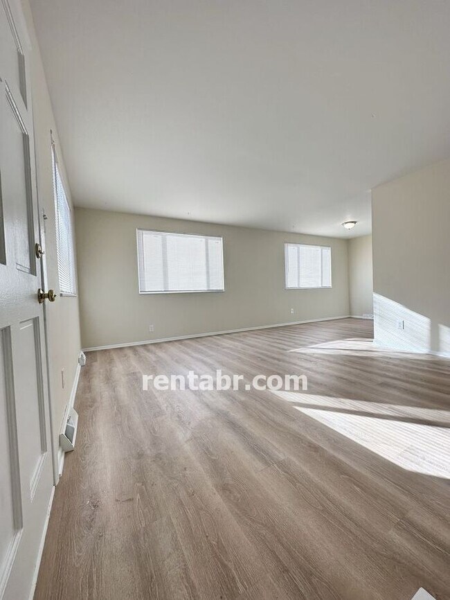 Building Photo - Gorgeous Remodeled Duplex in Westminster-A...