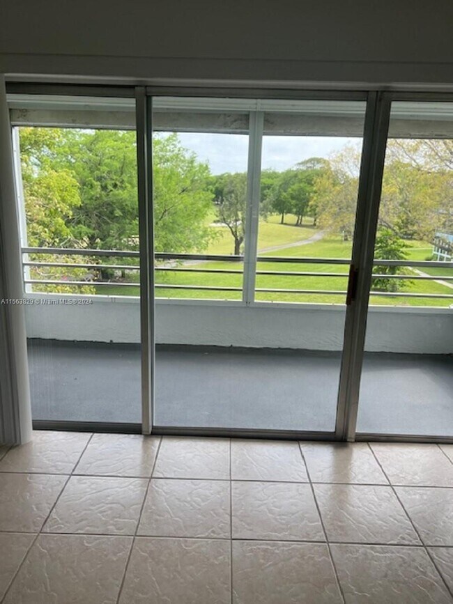 Foto del edificio - 8331 Sands Point Blvd