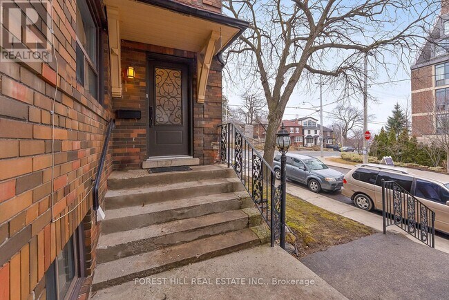 Building Photo - 1068 Avenue Rd