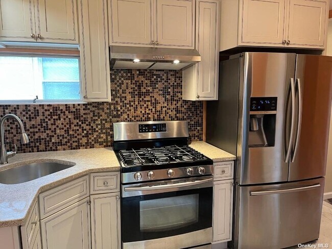 Foto del edificio - 99-61 163rd Rd