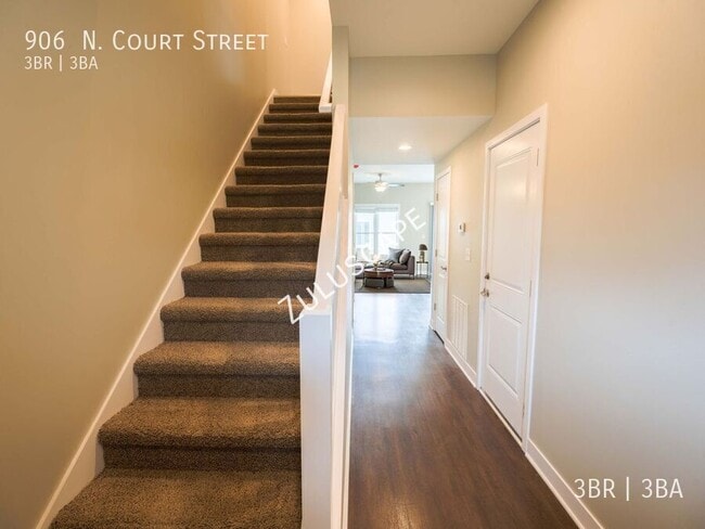 Building Photo - 906 N Ct St