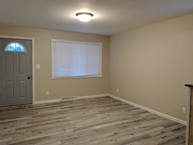 Building Photo - 2015 Rexford Dr