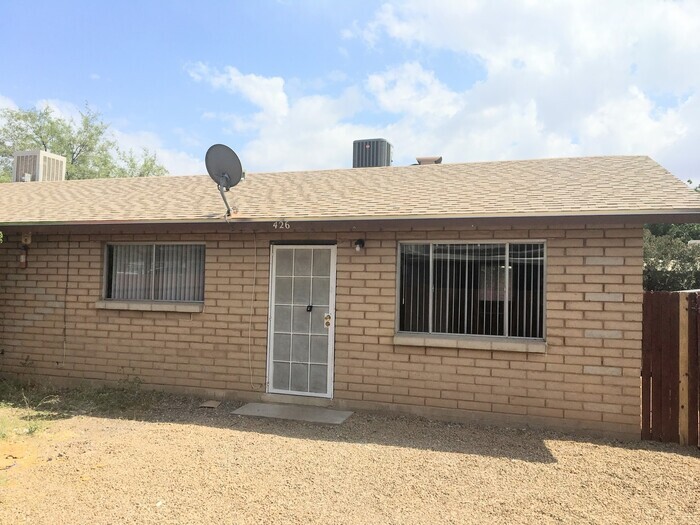 Foto principal - Charming 2-Bedroom Home in Prime Tucson Lo...