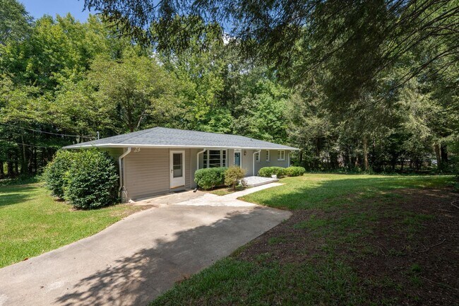Foto del edificio - Charming, Newly Remodeled 3 BR, 1.5 BA Home with Fenced Yard on Large Private Lot