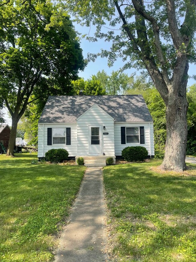 Building Photo - 3 bedroom 2 bath home